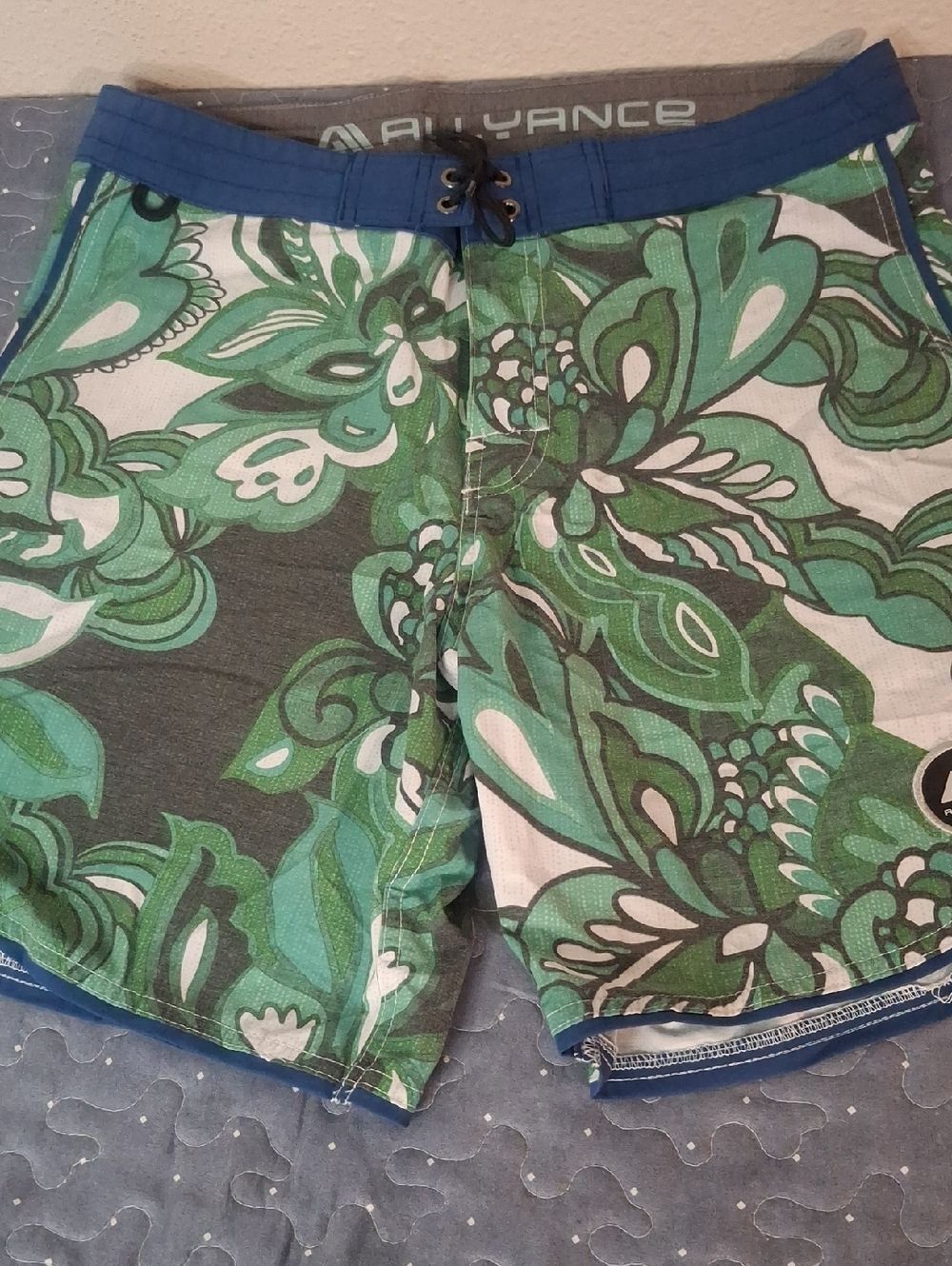 Allyance Green Floral Men's Board Shorts size 32